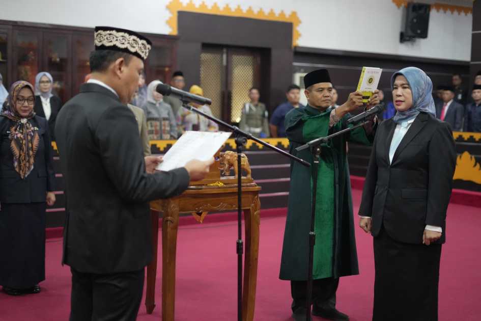 Wali Kota Metro, H. Bambang melantik Dra. Bayana sebagai Pj. Sekda Metro