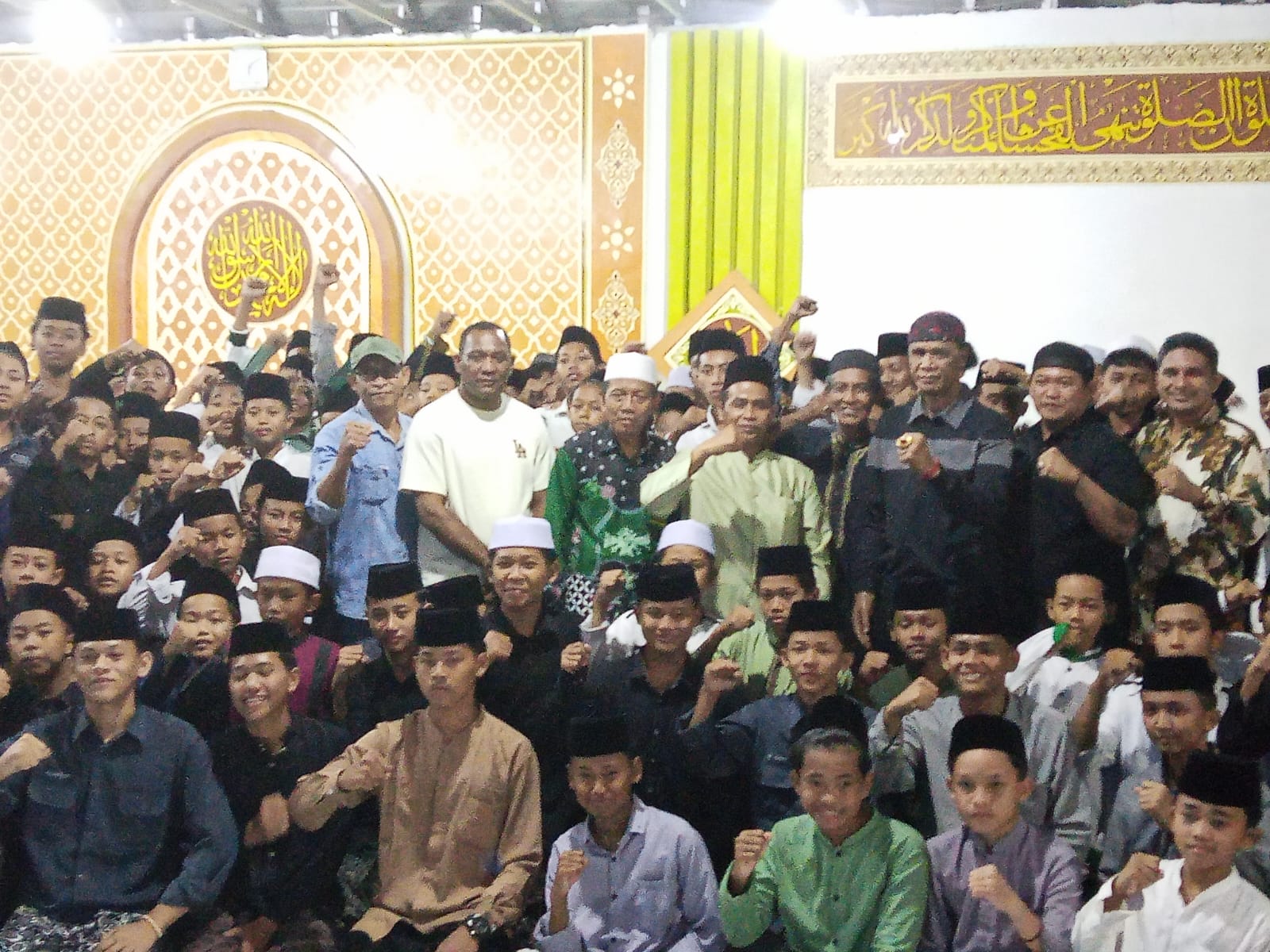 Ketum DPP Grib Jaya Hercules Rosario de Marshal Mengunjungi dan Memberikan Santunan Pondok Pesantren Baitul Makmur Kecamatan Metro Barat