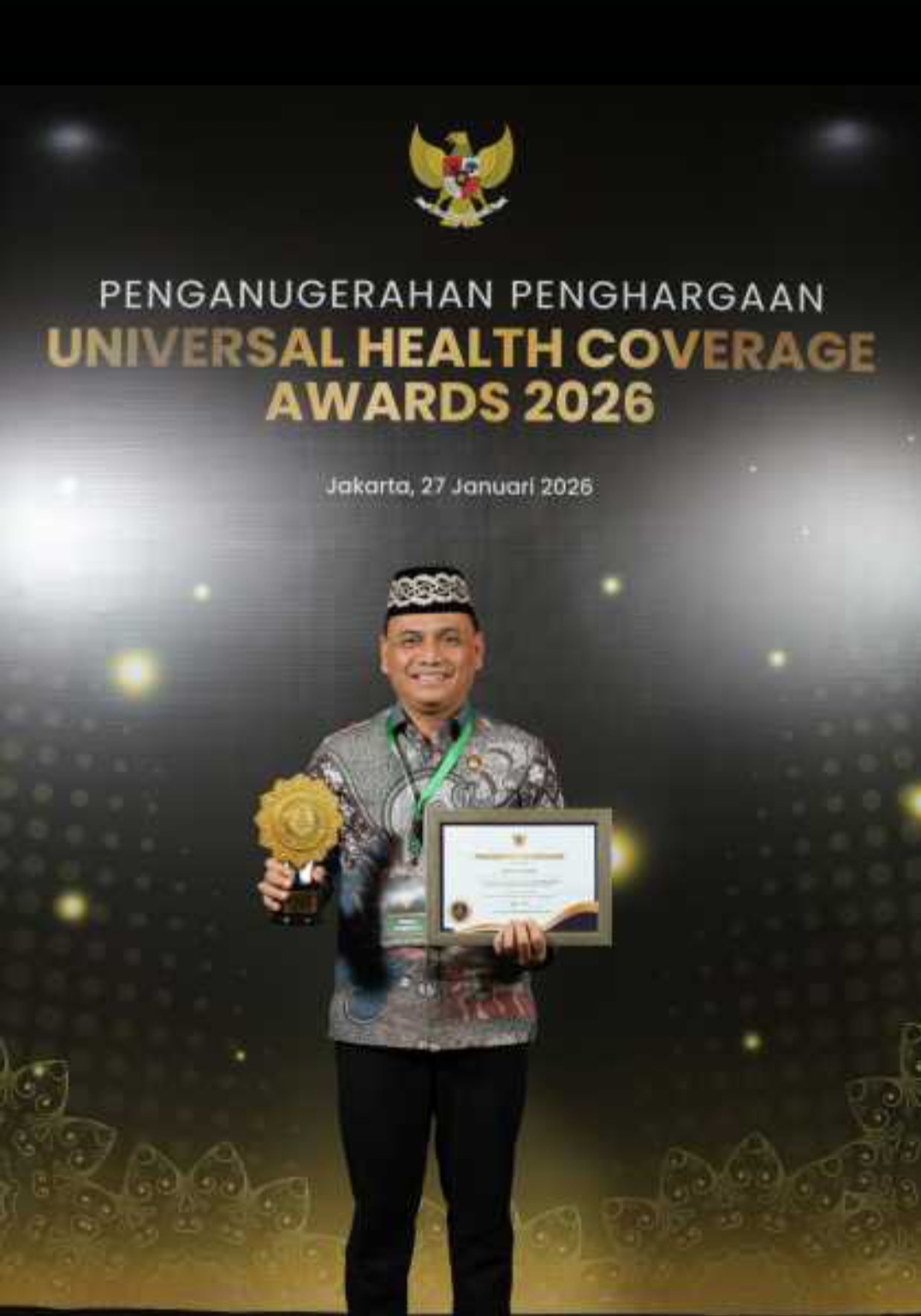 Walikota Terima Penghargaan UHC dari Menko.Bidang Pemberdayaan Masyarakat.