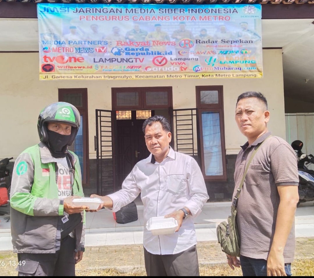 Jum’at Berkah JMSI Kota Metro Lampung Bagikan Nasi Kotak